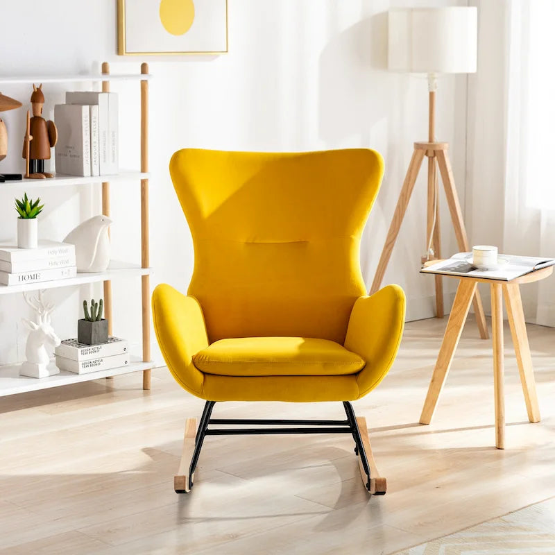 Mecedora individual tapizada de respaldo alto, color amarillo, con estructura de metal y patas de madera de caucho