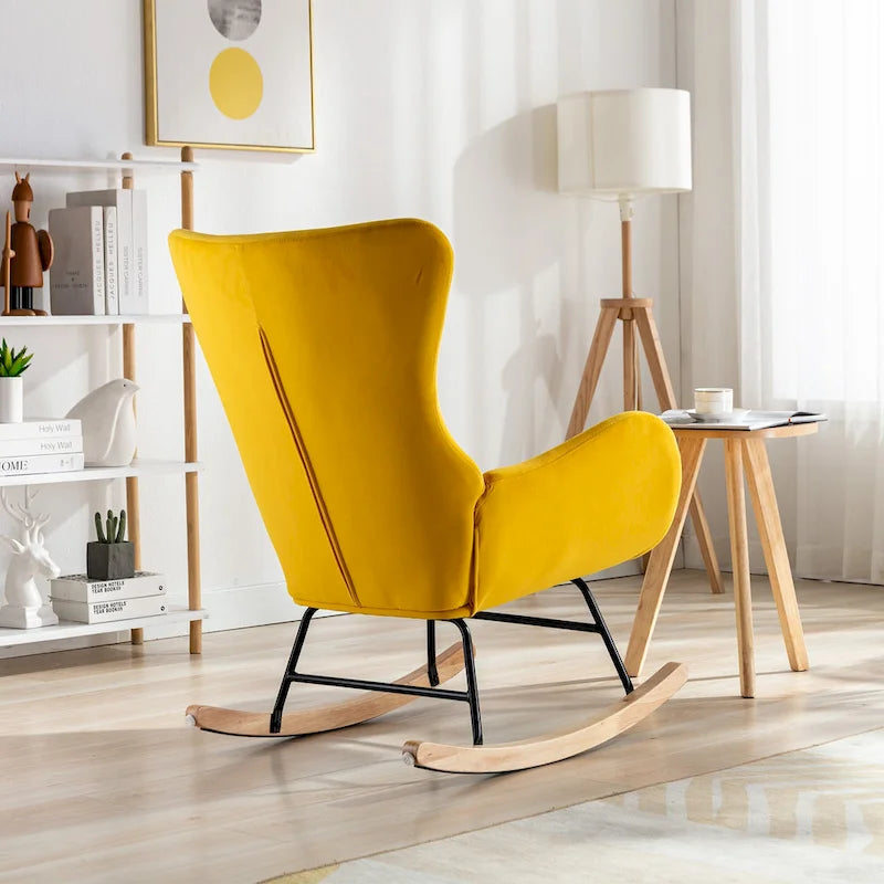 Mecedora individual tapizada de respaldo alto, color amarillo, con estructura de metal y patas de madera de caucho