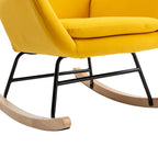 Mecedora individual tapizada de respaldo alto, color amarillo, con estructura de metal y patas de madera de caucho
