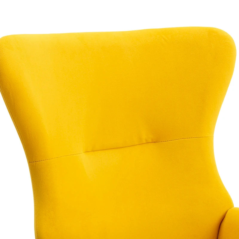 Mecedora individual tapizada de respaldo alto, color amarillo, con estructura de metal y patas de madera de caucho