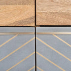 Cómoda de 6 cajones de cemento y madera natural con incrustaciones de latón en forma de espiga