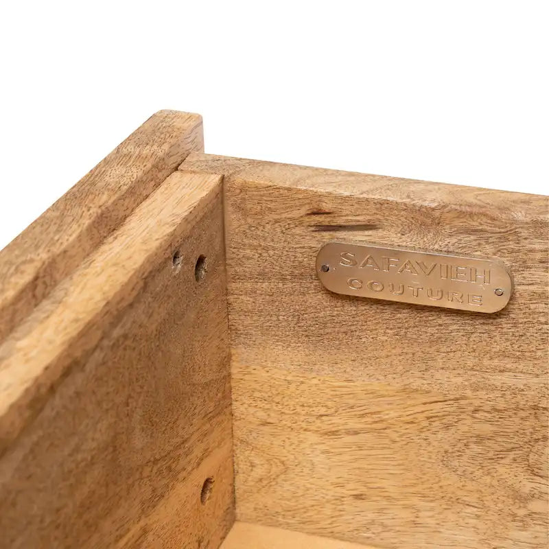 Cómoda de 6 cajones de cemento y madera natural con incrustaciones de latón en forma de espiga
